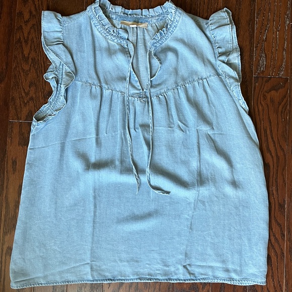 Chambray ruffle top LOFT - Picture 2 of 4